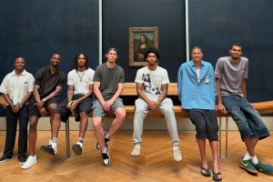 艺术氛围拉满！文班亚马带马刺队友打卡巴黎卢浮宫蒙娜丽莎