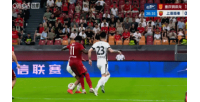 李镇全对抗中踩到傅欢，VAR介入检查红牌，最终判罚黄牌